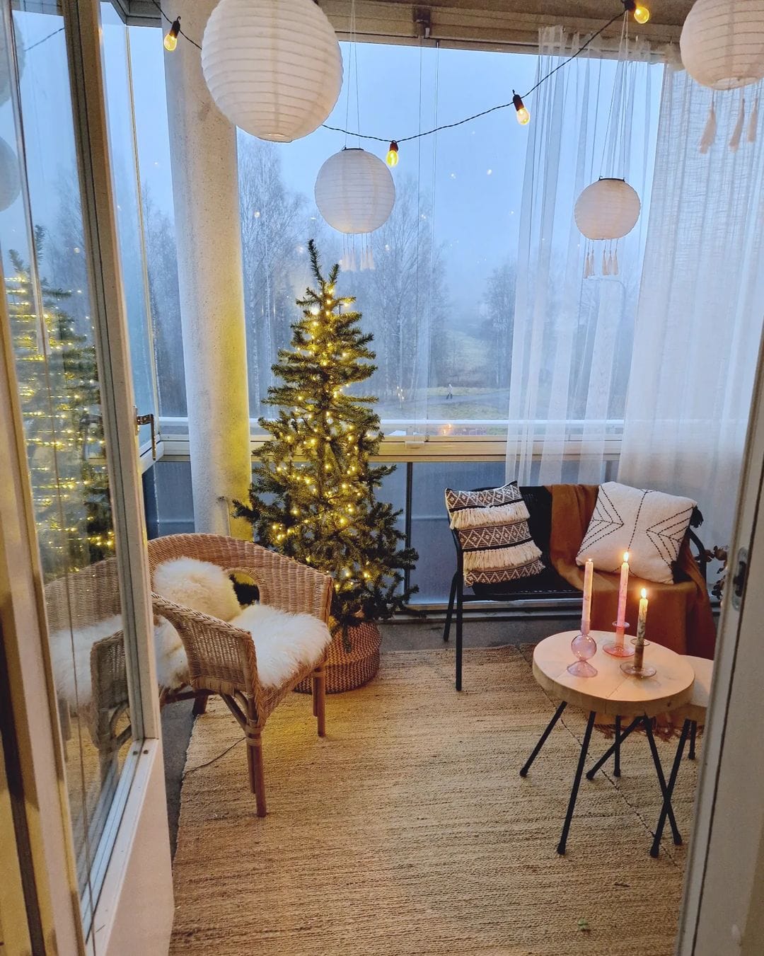 small apartment christmas balcony decor